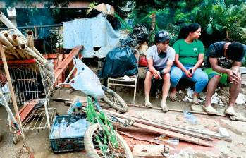 Los aguaceros en La Iguaná dejaron 187 familias damnificadas, las cuales este domingo todavía sacaban lodo, piedras y escombros de sus viviendas inundadas. FOTO MANUEL SALDARRIAGA