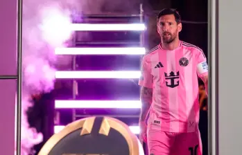 Lionel Messi saliendo al terreno de juego en el duelo inaugural entre Inter Miami y Al Ahly. FOTO: GETTY