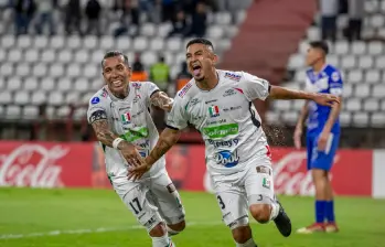 Dayro Moreno y Jerson Malagón (derecha) festejando el primer gol de Once Caldas ante San José. FOTO: Conmebol