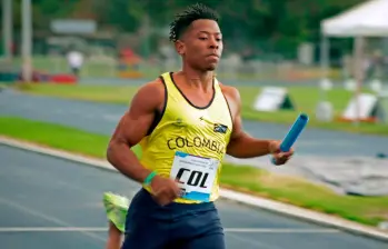 El antioqueño Deiner Guaitoto durante la prueba de relevo 4x100 en el que Colombia se quedó con la medalla de oro. FOTO CORTESÍA MINDEPORTE