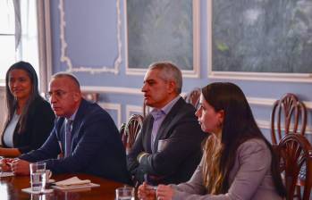 El secretario de Seguridad de Antioquia, brigadier general (r) Luis Eduardo Martínez Guzmán, acompañó a Andrés Julián Rendón al encuentro. Foto: cortesía. 