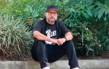 Gustavo Zapata es publicista e ilustrador. Entre sus trabajos se cuentan las portadas de los libros de Gilmer Mesa La Cuadra (Edición Especial 2026), Las Travesías (2021), Aranjuez (2023) y Los Espantos de Mamá (2025). Foto Manuel Saldarriaga. 