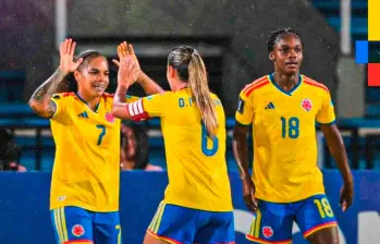 La Selección Colombia clasificó a su cuarto Mundial, con un grupo en el que ya es evidente la renovación en todas sus líneas. en la imagen Gisella Robledo, celebra su gol con Daniela Montoya y Linda Caicedo. FOTO CORTESÍA FCF