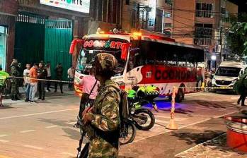 Dentro de este bus que cubría la ruta Medellín-Puerto Berrío, que salió a las 5:00 p.m. de la Terminal del Norte, de Medellín, ocurrió la masacre de estos cuatro jóvenes, oriundos de la localidad. FOTO CORTESÍA