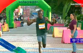 El keniata Erik Kiptanau ganador de la Maratón Medellín, cruzando la meta de la competencia que contó con 6.700 participantes en los 42k. FOTO: Tomada de video.