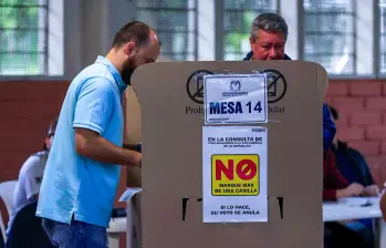 Los colombianos se acercan a las urnas en una jornada que durará de 8 am a 4 pm. Foto: Camilo Suárez