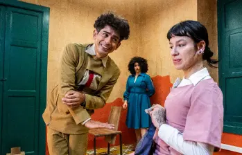Los actores de La entrevista ensayaron este nuevo montaje en la Casa Zea, del centro de Medellín. FOTO: Julio César Herrera