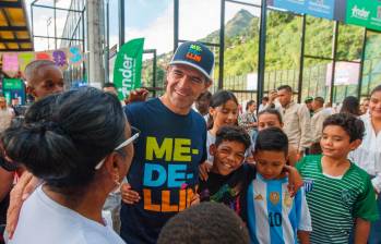 “Arreglar estos escenarios es un símbolo de lo que no puede volver a pasar: a Medellín se la iban a robar, sin importar que dejaran destruidos y abandonados los espacios comunitarios en los barrios”, dijo el alcalde Federico Gutiérrez. Foto: Cortesía