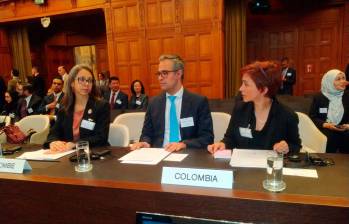 La coordinadora del Grupo de Asuntos ante la CIJ de la Cancillería, Andrea Jiménez Herrera, estuvo acompañada de la embajadora de Colombia en Países Bajos, Carolina Olarte Bácares. FOTO: Cortesía Cancillería