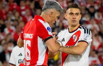 En la acción Daniel Torres marca al delantero Rafael Santos Borré de River Plate, en el duelo por la Copa Sudamericana. FOTO TOMADA X@Mundo_Cardenal
