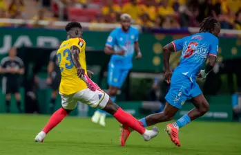 Dávinson Sánchez protagonizó una curiosa acción durante el partido frente a Congo. Aunque se le había salido un guayo, fue a marcar al rival y logró quitarle el balón mientras sostenía el botín en la mano. FOTO JUAN ANTONIO SÁNCHEZ
