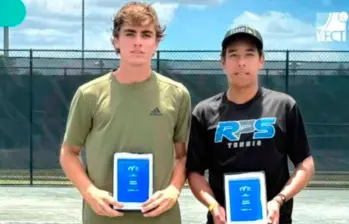 Los colombiano Pablo Robledo y Juan Miguel Bolívar con su trofeo como campeones en dobles del ITF J200 de Plantation en Estados Unidos. FOTO CORTESÍA FEDECOLTENIS