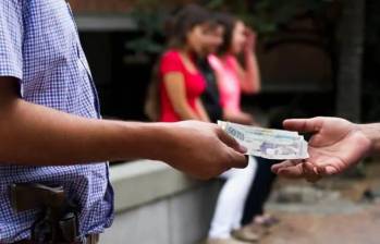 La mujer de 22 años al parecer contactaba a las niñas para que le prestaran servicios sexuales al adulto mayor. FOTO ILUSTRACIÓN: EL COLOMBIANO