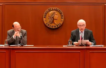 A diferencia de hace un mes, el ministro de Hacienda, Germán Ávila (izq.) estuvo en la rueda de prensa luego de la reunión de junta del Emisor, acompañando al gerente Leonardo Villar. FOTO tomada de YouTube