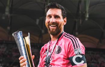 Lionel Messi levanta el trofeo de la Campeones Cup junto a sus compañeros del Inter Miami, tras derrotar a Cruz Azul. FOTO X: INTER MIAMI