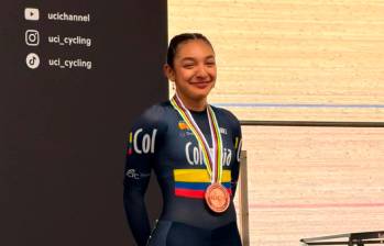 Manuela Loaiza Zabala celebra la medalla de bronce conquistada en el sprint del Campeonato Mundial Junior de Ciclismo de Pista, en Bélgica. FOTO CORTESÍA FEDECICLISMO