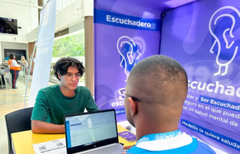 La Alcaldía de Medellín tiene la línea amiga 106 y los Escuchaderos como estrategia de salud mental. Foto: cortesía. 