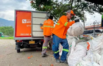 Recicladores de oficio y ciudadanos han sido fundamentales para aumentar el aprovechamiento de residuos reciclables en Medellín durante 2026. FOTO: Alcaldía de Medellín.
