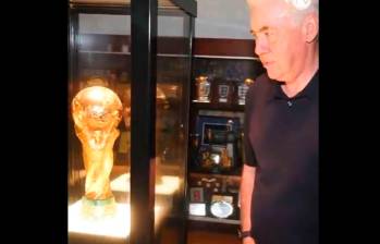 El técnico Carlo Ancelotti recorrió las oficinas y el museo de la CBF (Confederación Brasileña de Fútbol), la copa del Mundo, lo dejó deslumbrado. FOTO PANTALLAZO 