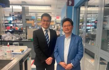 Los investigadores Yilai Shu (izquierda), de la Universidad de Fudan, y Zheng-Yi Chen (derecha), científico asociado del Mass Eye and Ear de Boston. FOTO: Mass General Brigham.