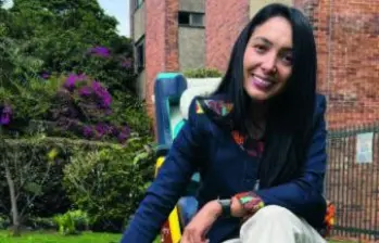 Leidy Cuestas junto a su producto, llamado GymSmile, en Bogotá. FOTO CORTESÍA NICOLÁS ZAMBRANO