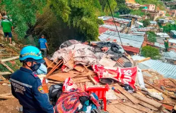 Autoridades y comunidad tratan de remover la tierra que cayó sobre la propiedad en el barrio La Unión, de Itagüí. FOTO: ARCHIVO (NO CORRESPONDE A LOS HECHOS)