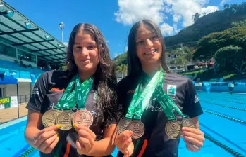 Luciana Rincón (izquierda) y Luisa Cortés brillaron en el primer día de competencias de la natación en los Juegos Departamentales. FOTO CORTESÍA INDEPORTES ANTIOQUIA