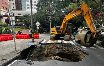 Esta es la socavación que provocó el cierre de la avenida El Poblado, a la altura del hotel Dann Carlton. Ya se están haciendo las primeras intervenciones. FOTO: FAISURY SÁNCHEZ ARREDONDO