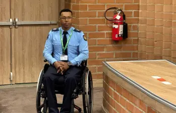 Este es William Martínez, el primer agente de tránsito en silla de ruedas que tiene Medellín. Su incorporación se dio tras un proceso formal de selección, verificación de competencias y acompañamiento de los equipos de Talento Humano. FOTO: Cortesía Alcaldía de Medellín