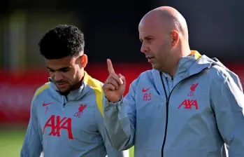 Luis Díaz y Arne Slot cuando compartieron en Liverpool. FOTO GETTY
