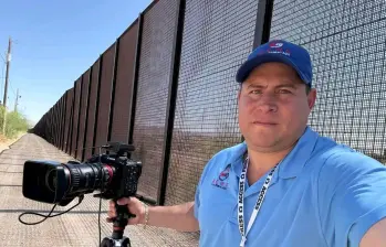 Mario Guevara, periodista salvadoreño fue arrestado por la policía de condado de DeKalb, mientras realizaba el cubrimiento de las manifestaciones en contra de las políticas migratorias de Donald Trump para su medio MG news. Imagen cortesía, MG news vía Facebook. 