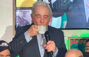 El expresidente Uribe entabló una conversación de hora y media en la que expuso su pensamiento sobre la actualidad nacional. FOTO: MANUEL SALDARRIAGA