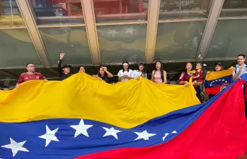 La movilización reunió a migrantes que residen en Medellín y que siguieron los hechos desde Colombia, en medio de un ambiente marcado por la expectativa y la emotividad colectiva. Foto: Manuel Saladarriaga