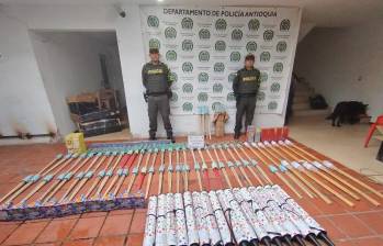 La pólvora incautada iba hacia los municipios de Caucasia, en Antioquia, y El Guamo, Tolima. FOTO Cortesía Policía Antioquia. 