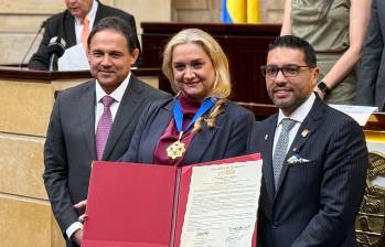 Así fue la ceremonia en la que se le otorgó la medalla a Gloria Patricia Jaramillo, conocida como Tyche en redes sociales. Foto: cortesía.