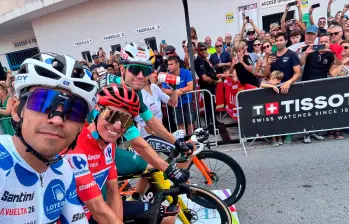 Santiago Buitrago volvió a mostrarse combativo y sumó seis puntos en el Alto de la Venta Cebada para mantenerse como líder de la montaña. En la imagen, el colombiano, izquierda, posa con otros protagonistas de la carrera, Enric Mas y el ganador de la etapa 13, Wout van Aert. FOTO: X-@lavuelta