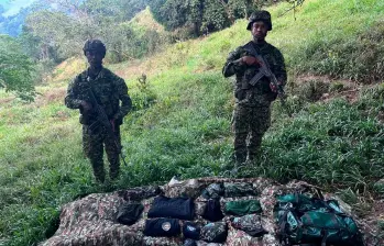 En el lugar había 14 explosivos improvisados y fueron destruidos de manera controlada mediante el método de activación por presión. FOTO: EJÉRCITO