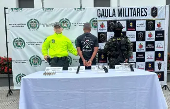 En el operativo le fue incautada una pistola calibre 9 milímetros, un revólver calibre 38 y municiones para ambas armas. FOTO Ejército. 