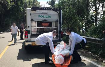 Los agentes de la Sijín de la Policía Metropolitana realizaron la inspección al cuerpo sin vida de Juan Alberto Gómez Martínez, de 47 años, en el barrio El Salado, de Medellín. FOTO: EL COLOMBIANO