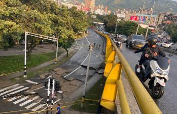 La calle 11, antes de la glorieta de Monterrrey está cerrada por socavación en la vía. 