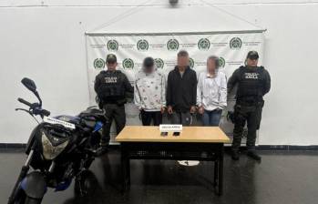 Los dos hombres capturados fueron enviados a prisión como medida de aseguramiento, mientras que la mujer siguió vinculada al proceso judicial. FOTO: Cortesía Policía y Alcaldía