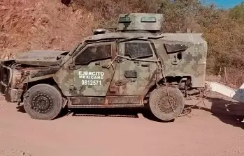 Así quedó el vehículo blindado en el que murieron los ocho militares mexicanos, al explotar la mina terrestre en Michoacán, México. FOTO: CORTESÍA.
