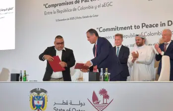 Los jefes de cada delegación, de izquierda a derecha: Luis Armando Pérez Castañeda (alias “Jerónimo”), del Clan del Golfo,; y Álvaro Jiménez Millán, por el Gobierno. FOTO: CORTESÍA CONSEJERÍA DE PAZ.