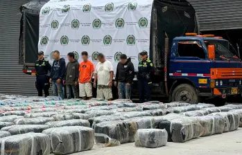 Los cinco capturados fueron puestos a órdenes de la Fiscalía para la respectiva audiencia de legalización de captura. FOTO. POLICÍA