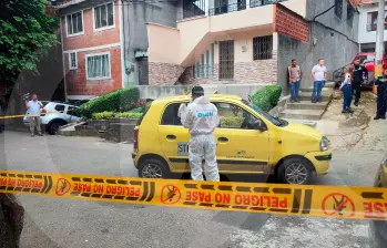 Dentro de este taxi ocurrió el asesinato de Gabriel Jaime Rave Rodríguez, de 67 años, hechos por los que un joven fue capturado en un centro asistencial y al otro su mamá lo puso a disposición de las autoridades. FOTO: ANDRÉS GARCÍA HERNÁNDEZ