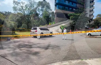 En esta camioneta falleció el comerciante Jorge Mario Vásquez Giraldo, luego de ser baleado por hombres que iban en otro carro. FOTO: ANDRÉS GARCÍA HERNÁNDEZ