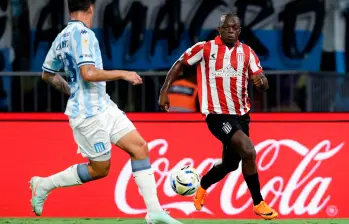 Edwuin Cetré campeón con Estudiantes de la Plata en el fútbol argentino. El colombiano ganó el pulso de cafeteros sobre Duván Vergara de Racing. FOTO TOMADA X@EdelpOficial