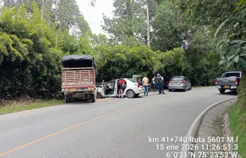 Este es el momento del impactante choque. Las autoridades investigan si uno de los vehículos implicados invadió el carril del otro causando el siniestro. FOTO: Cortesía Devimed
