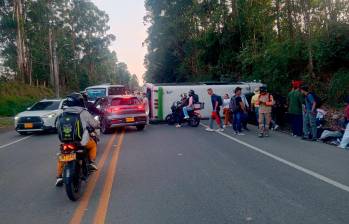 El accidente ocurrió a la altura del restaurante Marmoleo, en jurisdicción de Rionegro, luego del choque de ambos vehículos. Se investiga si hubo invasión de carril por alguno de los implicados. 