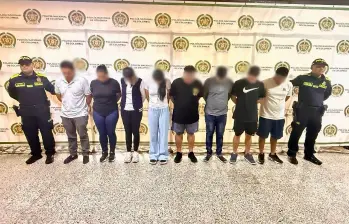 En la imagen, los ocho capturados señalados de, presuntamente, hurtar motocicletas y hacerlas pasar como nuevas. FOTO Cortesía Policía.